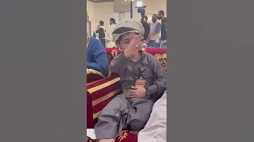 طفل يمني من مواليد أمريكا يهيم في أغنية يمنية من داخل قلبه بحماس رهيب اعظم من الفنان نفسه Shorts 