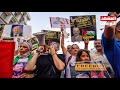 وقفة احتجا جية لعائلات المـ ساجين السياسيين للمطالبة بإطلاق سـ راحهم وقفة احتجا جية لعائلات المـ ساجين السياسيين للمطالبة بإطلاق سـ راحهم