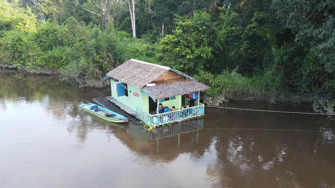 BERMALAM DI MUARA DANAU DI ATAS RUMAH RAKIT, SERTA BERBURU IKAN TOMAN DI RAWA YANG LUAS