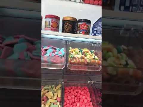 بائع الحلويات