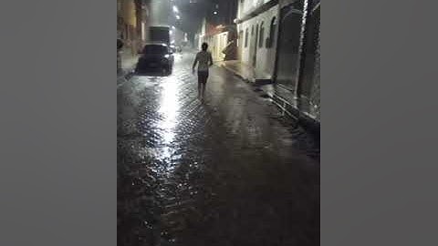 tomando banho de chuva⛈️⛈️⛈️⛈️🌧️🌧️🌧️🌧️