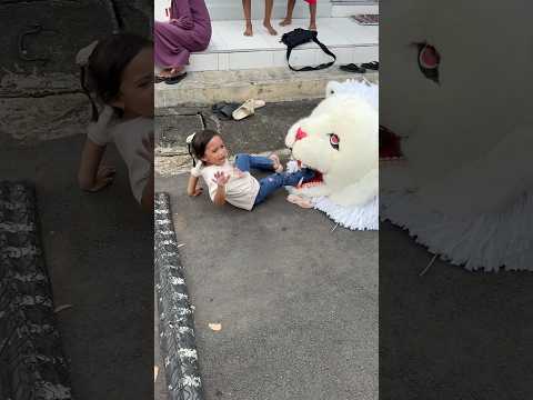 tidak ada yang menolong Alika saat kakinya digigit can macanan