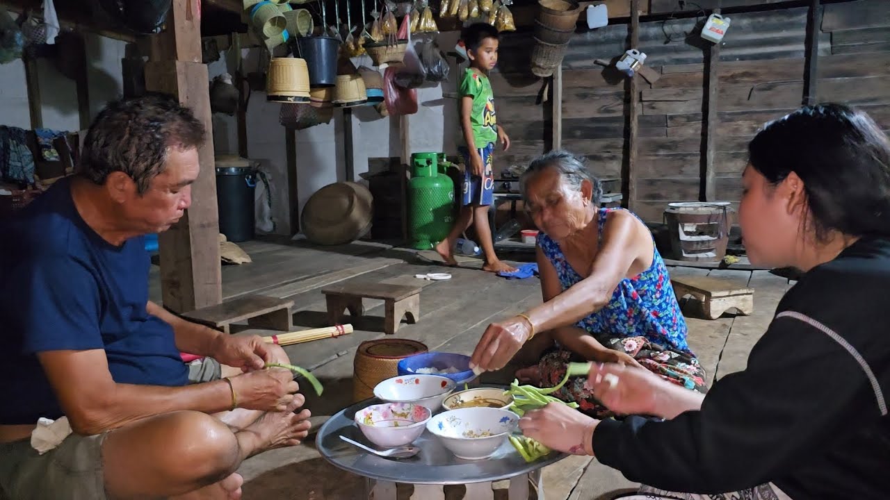 ตาพรามหิวข้าวจนสั่นตำหมาก้ขือเคือกินกับข้าวทังกินทังไห้ทังเผ็ดทังแซบ