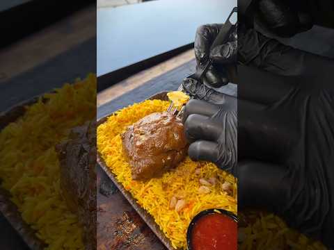 وجبة الرقبة المدخنة مع الصوصات والعسل والرز مع الزبيب