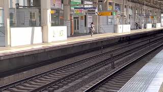 京阪本線寝屋川市駅8000系特急出町柳行き通過と7000系普通中之島行き到着