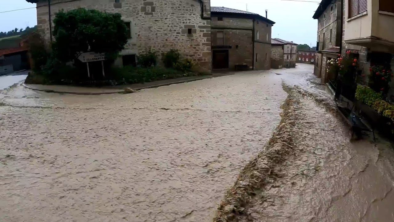 Impresionante riada en Bergüenda (Álava) tras una fuerte tormenta, la mayor en décadas, el 11-6-2023
