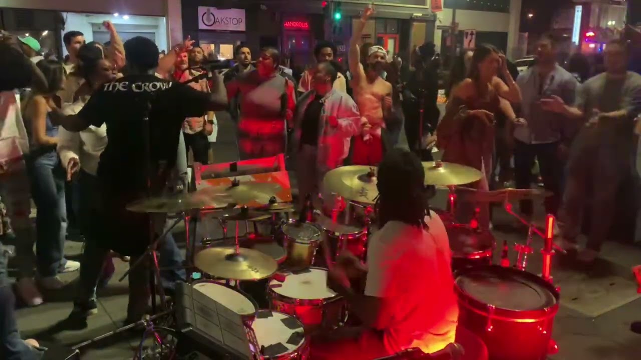 Превращаем первую пятницу Окленда, Калифорния, в вечеринку