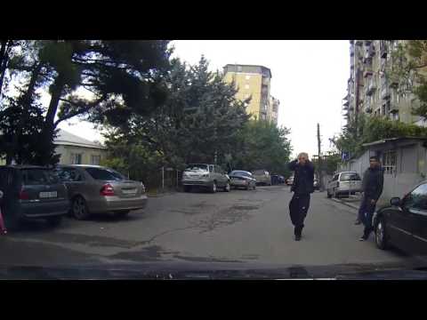 ქართველ მძღოლს ბავშვი მოულოდნელად გადაუხტა   ნახეთ იქვე მდგომი კაცის რეაქცია