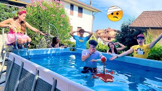 IL MIO AMICO SI E' ROTTO IL BRACCIO IN PISCINA!!! - by Charlotte M.