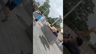 Policija hapsi mladića u boksericama na Trgu Krajine u Banjaluci