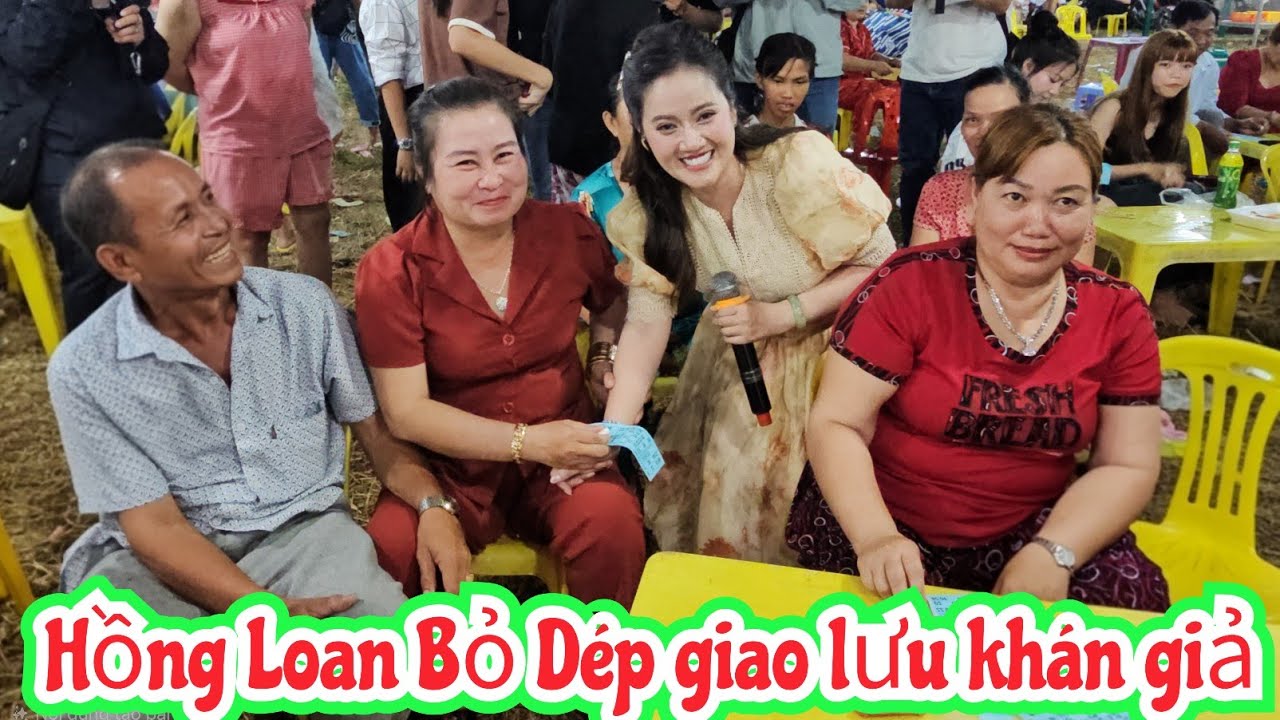 Thương cho Hồng Loan, bỏ dép đi chân không giao lưu cùng khán giả 