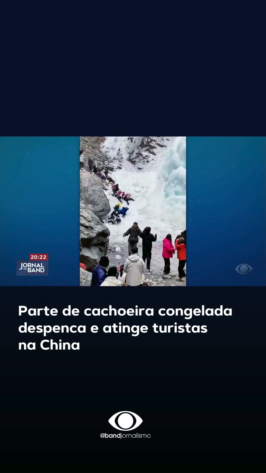 Parte de cachoeira congelada despenca e atinge turistas na China #shorts