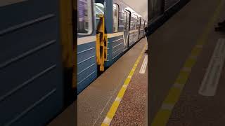Метро вагон 81-717.5П прибывает на станцию Старая Деревня(б/н 1114) #транспорт #питер #shorts