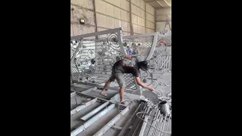 Làm bộ cửa cổng sắt mỹ thuật ở Bình Dương