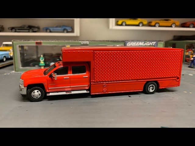 1/64 Greenlight Hot Wheels Dually Hauler and Custom 1/64 Trucks