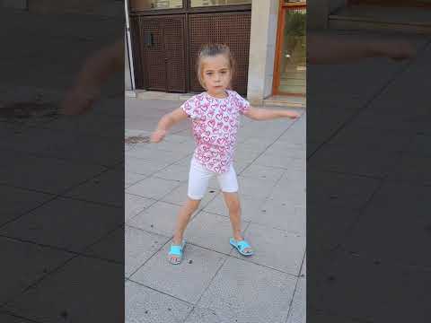 Cute girl 👧 DANCING 💃SPINNING