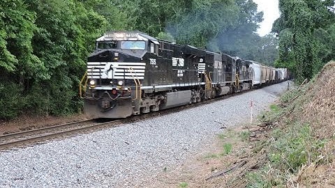 HD: NS 7515 leads NS Train 154 in Winston, GA