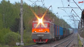 "Под красный" "Еле плетясь" ВЛ10У-130. С грузовым поездом.