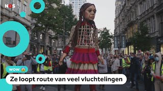 Reuzenpop Amal Komt Aan In Antwerpen