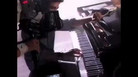 #Robertpattinson is playing piano (off screen) #twilight