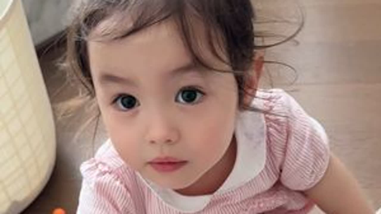 2岁多的女儿真的好贴心啊… @混血小柠檬Amber