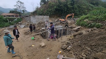 Cầu Khe Trang.Tổ cuối bản tháo dỡ cây chống ván khuôn tầm thấp nhất bê tông đã cứng và mịn đẹp.