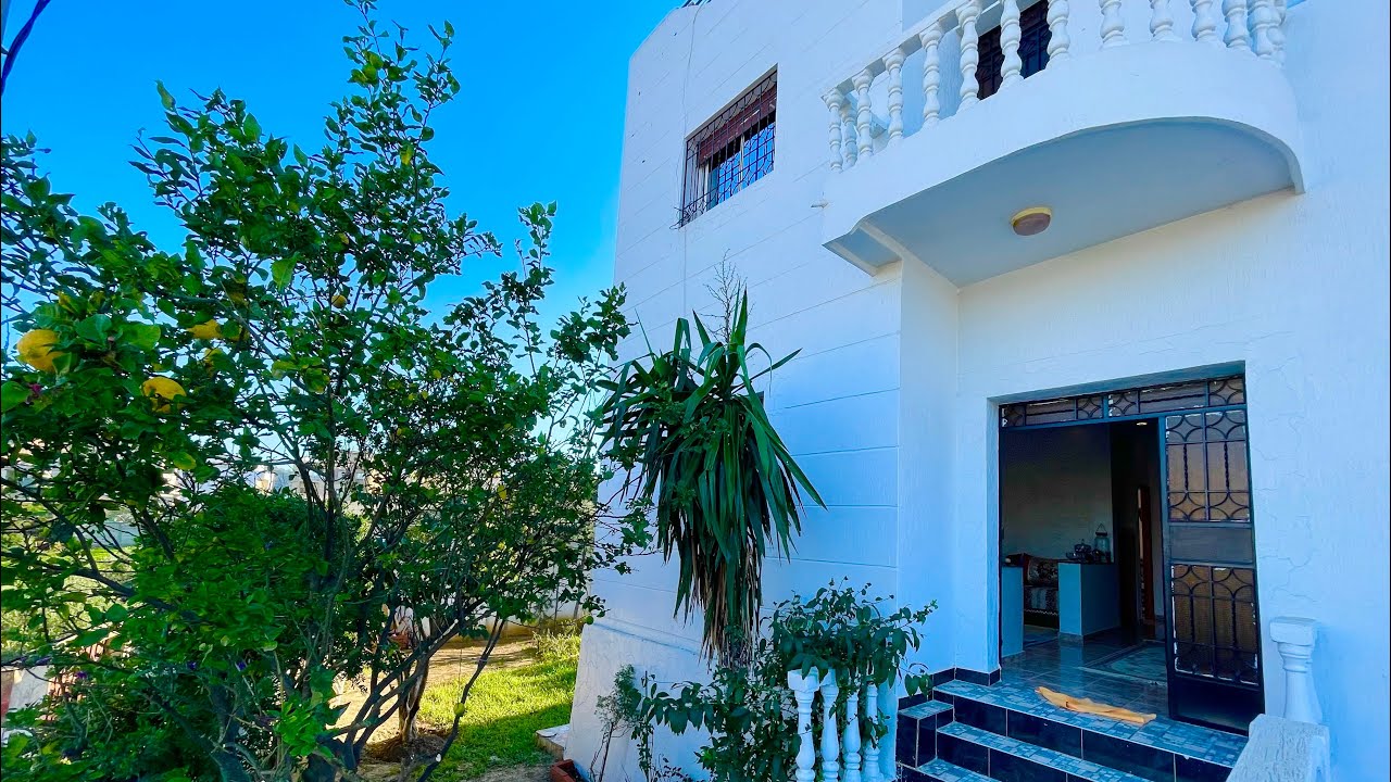 فيلا محفضة كتحمق قريبة لشاطئ والطريق الرئيسي مساحة 300متروالثمن جد مناسب0703640826الزهارةطنجة