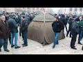 Протестующие ставят палатки у дома правительства Армении