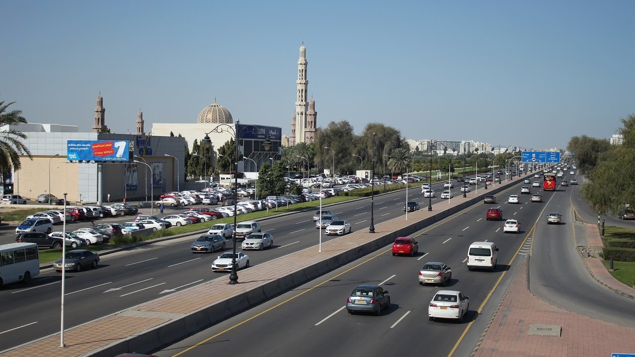 Панорамный вид на улицу Султана Кабуса в Маскате, столице Омана