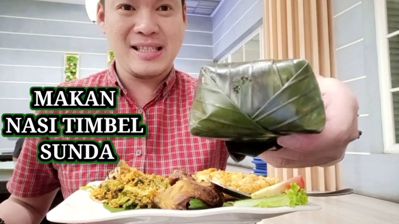 Makan Nasi Timbel Khas Sunda 