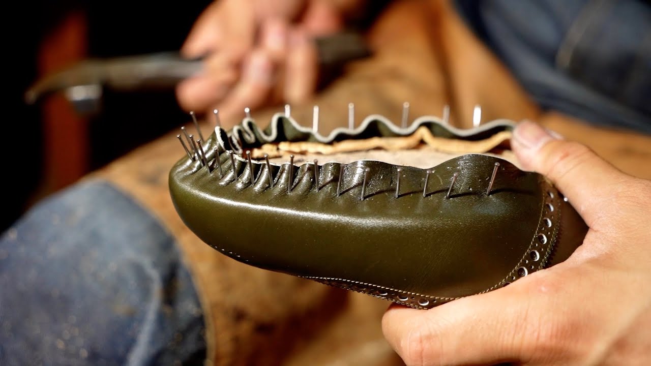 オリーブ色のフルブローグ靴の吊り込み｜木型に革を沿わせる