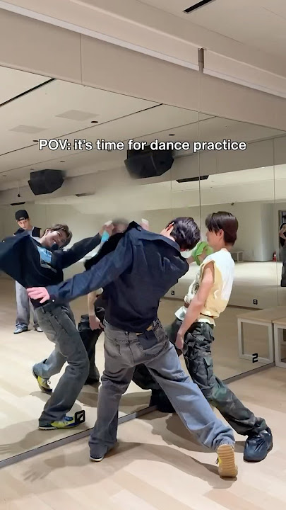 cleaning them studio mirrors #CORTIS #코르티스