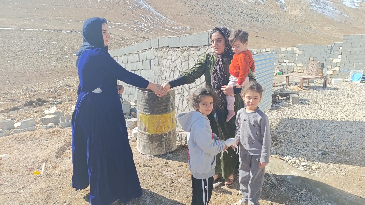 🙏😔The cold snow of Zagros Zahra and her daughter take refuge in the snow at home 😭💔🙏