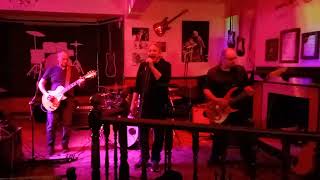 Awesome HARD TO HANDLE cover! - Alan and the house band
Alan plays the Black Crows banger Hard to handle at the Crown Inn jam night 04/01/24 with the guys from house band Stephen, Nobby and Sef!
If you enjoyed the vid then why not subscribe for more fun, click here https://www.youtube.com/c/lewisgale?subconfirmation=1
#TheBlackCrows #hardtohandle #CoverBand #CoverSong #LewisGale Awesome HARD TO HANDLE cover! - Alan and the house band