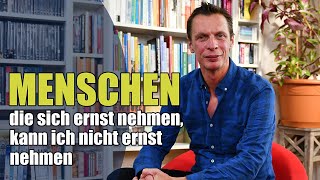 AUF DEM ROTEN STUHL | Klaus Eckel: „Menschen die sich ernst nehmen, kann ich nicht ernst nehmen“