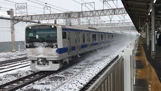 E531系0番代K415編成が大雪の中馬橋駅を高速通過