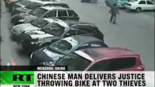 Cyclist sacrifices bike to stop thieves - RT Top Rate Videos