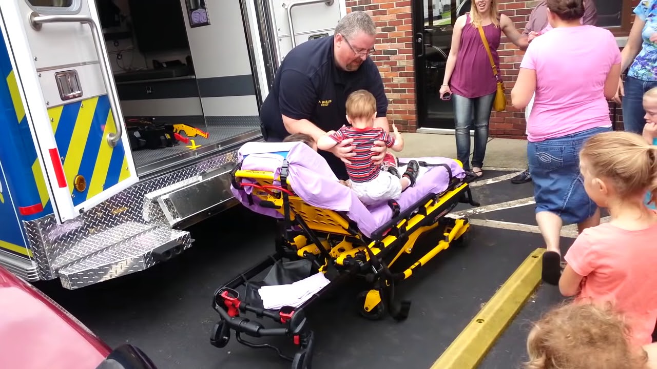 Руководитель службы скорой помощи Риттман демонстрирует новую машину скорой помощи