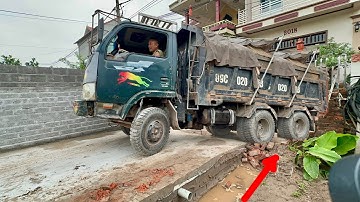 CẬU BÉ TUỔI TRẺ TÀI CAO LÁI MÁY XÚC CỨU HỘ XE Ô TÔ TẢI HOA MAI CỦA BỐ BỊ HÓC SỐ CỰC HAY