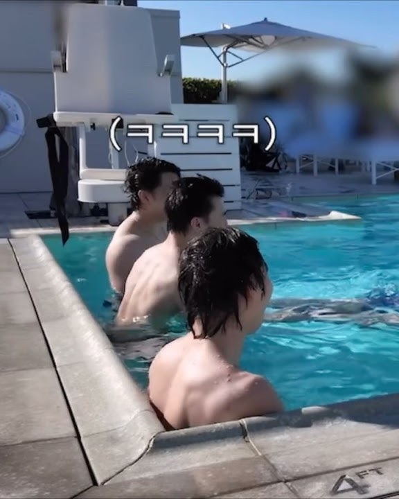Looks like Han had enough diving😆 #hanjisung #changbin #i_n #hyunjin #straykids #skz