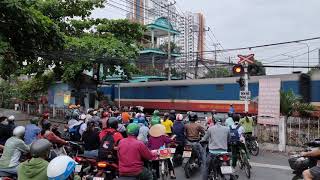 Train SE3 Hanoi - Saigon passing Song Than Railway Station (2021)