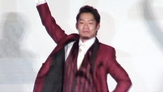 フィギュアの髙橋大輔が氷上ではなく舞台上でポーズ決めた！