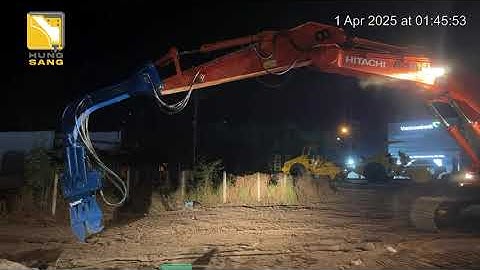 Xe đào Hitachi Zaxis350 Lắp đặt búa rung đóng cọc cừ ngay trong đêm