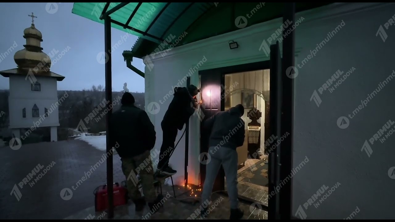 ❗️Церковь села Деренеу в руках прихожан Молдавской Митрополии! Они сменили замки!