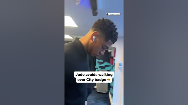 Jude Bellingham walks around the Man City badge. Respect 👏