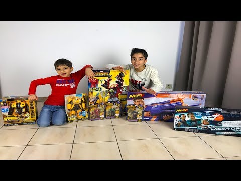 On ouvre un énorme colis plein de jouets ! Vidéo pour les Enfants - StudioSurpriseToys