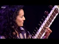 Capture de la vidéo Anoushka Shankar - Land Of Gold Live At Glastonbury 2016.