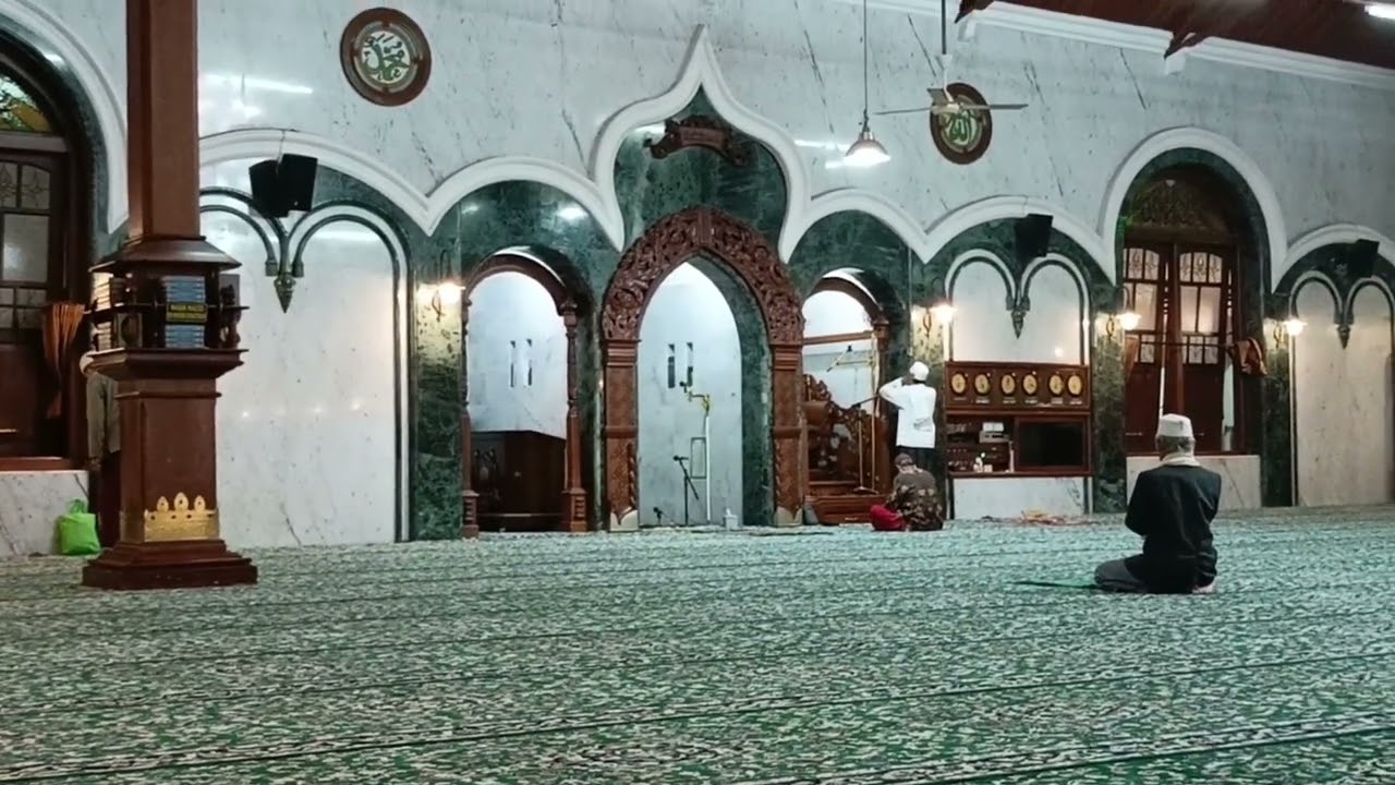 Suasana Menjelang Adzan Maghrib di Masjid Jami' Kota Malang, depan Alun-alun Kota Malang