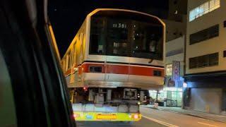 まさかのトプナン廃車…【02-181F 荻窪方先頭車両 廃車陸送】営団02系80番台02-181編成の山広運輸のトラックに載せられた池袋方先頭車両を車で追い抜くシーン①（2022.9.22深夜）