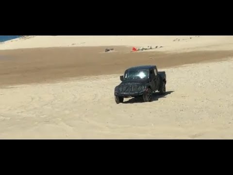 2019-jeep-scrambler-jt-jeep-pickup-truck-spied-sand-dunes-testing
